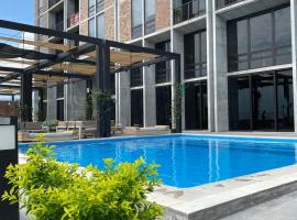 Lux 2 BR apartment, swimming pool, gym and free parking spot in downtown Monterrey, self-catering accommodation in Monterrey