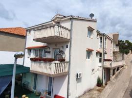 Apartments by the sea Tisno, Murter - 23720, hotel in Tisno
