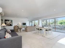 Spacious 2-Bed Apartment Near Dining & Attractions