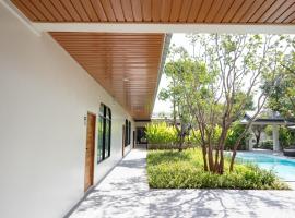 กว้างคูณยาวคาเฟ่โรงแรม & พูลวิลล่า – hotel w mieście Ban Nong Mum