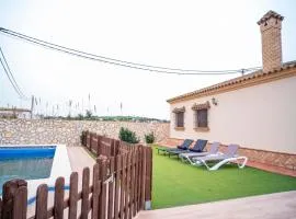 Chalet Familiar con Piscina privada, A&A y Cerca del Pueblo No se alquila a grupos