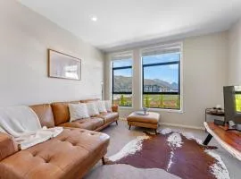 New 4BRs Townhouse, Walk to Shops & Cafes, 5mins to Airport, 30mins to Ski