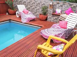 Charmant bungalow à Saint Pierre avec vue sur montagne، فندق في سانت بيير