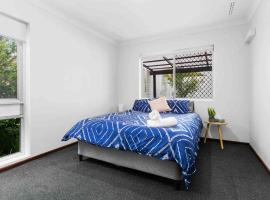 Coastal Charm 2BR by River & Beach, hotelli kohteessa Bicton