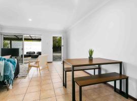Coastal Charm 2BR by River & Beach, хотел в Bicton