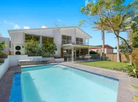 Laze at Lighthouse - family home with pool, heated pool Oct to Mar