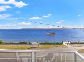 Bayside 6, 21 Victoria Pde - sensational water views, linen, ξενοδοχείο σε Nelson Bay