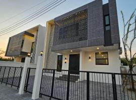 H1-2 Hidden Space Private Pool Villa-บางแสน, hotel v destinaci Ban Hua Khao Sammuk