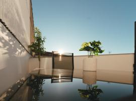 Macarena Suites, hotel con estacionamiento en C&aacute;ceres