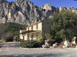 Torre de Arriba Casa Rural, hotel in Benimantell