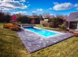 Maison pour 10, avec un grand jardin et une piscine, Hotel in Penvénan