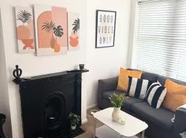 Cosy Home in Chelmsford City, Free WiFi & Free Parking - Mildmay House by Stays Accommodation - Long Stays Welcome