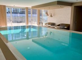 Bad Seerose mit Seeblick, Dachterrasse, Pool und Sauna, acomoda&ccedil;&atilde;o com cozinha em Bad Saarow