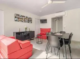 CASA MARIPOSA Punta Leona a 500 metros de la playa Alquiler de la casa entera o dos apartamentos abajo con cocina y jacuzzi o 2 cuartos con baños privados en la planta alta Para 1 a 22 personas Full equipada