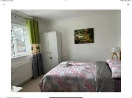 A lovely double bedroom near GCHQ