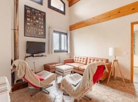 Chalet confortable avec vue sur la montagne à Peisey-Nancroix, hotel in Peisey-Nancroix