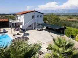 Four-Bedroom Holiday Home In Islam Latinski