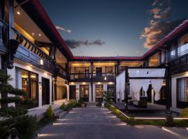 丽江云慕晚民宿，位于丽江的带热水浴缸的酒店