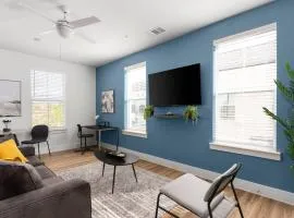 Modern Living 1B 1B Steps from Shops, Dining Fun