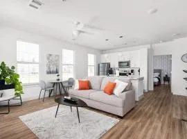 Luxury Stay 1B 1B w Gym, Pool, Shops Nearby