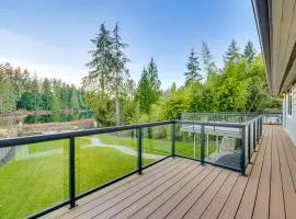 Lakefront Gem Balcony, Fire Pit and Yard in Everett