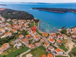 1 Bedroom Awesome Apartment In Palit, hôtel à Palit