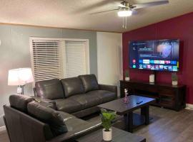 Charming, Serene & Spacious Backyard Parking!, hotel v destinaci Marana