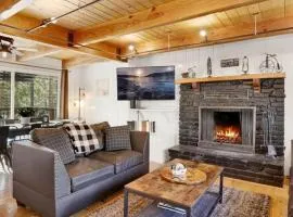 Village Relaxation at Camp Conklin Big Bear - Hot Tub