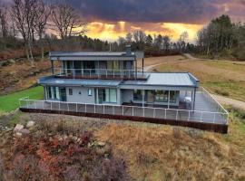 Luxury 3 Bedroom Modern House in Nature, hotel v destinaci Uddevalla