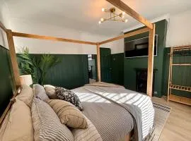 Hot Tub, Games Room, Near Beach!