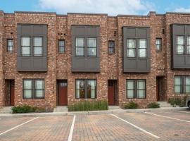 City Heights - Broadway Designer Condo, hotel in Nashville
