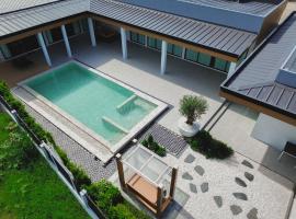 OceanNew Pool Villa บ้านพักพลูวิลล่าสัตหีบ, hotel v destinaci Ban Tao Than