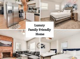 Luxury Family Friendly Home 6 Queen Beds, hotel in Fort Worth