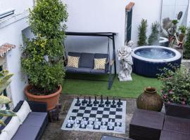Small Cozy Room in Palace Patio with Hot Tub and Snooker - Sintra WOW, Hotel mit Whirlpools in Sintra
