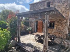Cottage bergerie en pierres avec jacuzzi en corse 6 personnes, 3 chambres, hotel in Coti-Chiavari