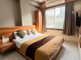 Bansuri hotel - opposite shreenathji temple just80mtr Walk l 1min away 966o9o1oo6