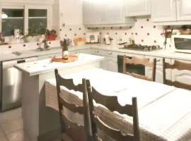 Maison de charme à Primelin avec jardin et parking privé