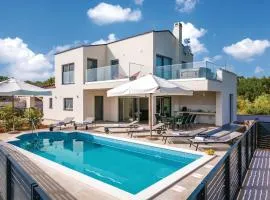 Nice Home In Krnica With Jacuzzi