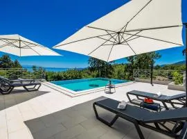 Gorgeous Home In Icici With Private Swimming Pool, Can Be Inside Or Outside