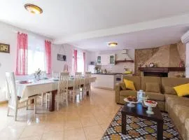 Three-Bedroom Holiday Home In Katuni