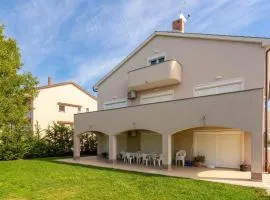 Stunning Apartment In Mladenici