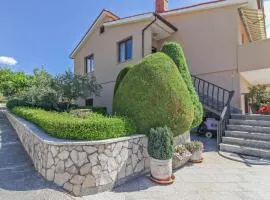 2 Bedroom Lovely Apartment In Gracisce