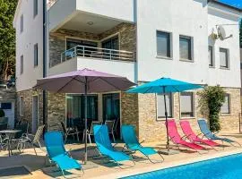 9 Bedroom Awesome Home In Starigrad