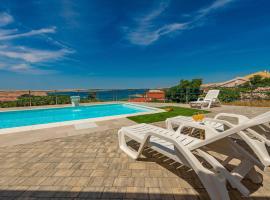 Beach Front Apartment In Kustici, Novalja โรงแรมในคุสติชี