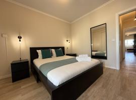 Luxe Condo with Pool, Airco and Seaview Balcony - Go4Portugal - Albufeira, ξενοδοχείο σε Αλμπουφέιρα