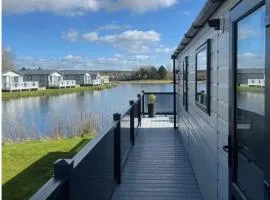 Lakeside location, sleeps 8, 3 bedrooms, fully glazed wrap around decking, Haven Lakeland, Lake District