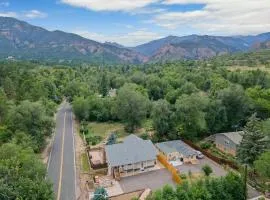 Canyon Retreat with Hot Tub 3min to Broadmoor