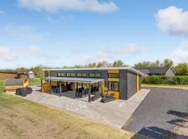 5 Bedroom Cozy Home In Hadsund