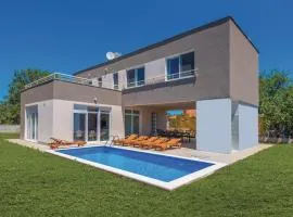 Three-Bedroom Holiday Home In Kozino
