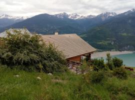 chalet à Puy Sanieres avec vue sur le lac de Serre Ponçon, chalet in Puy-Sanières